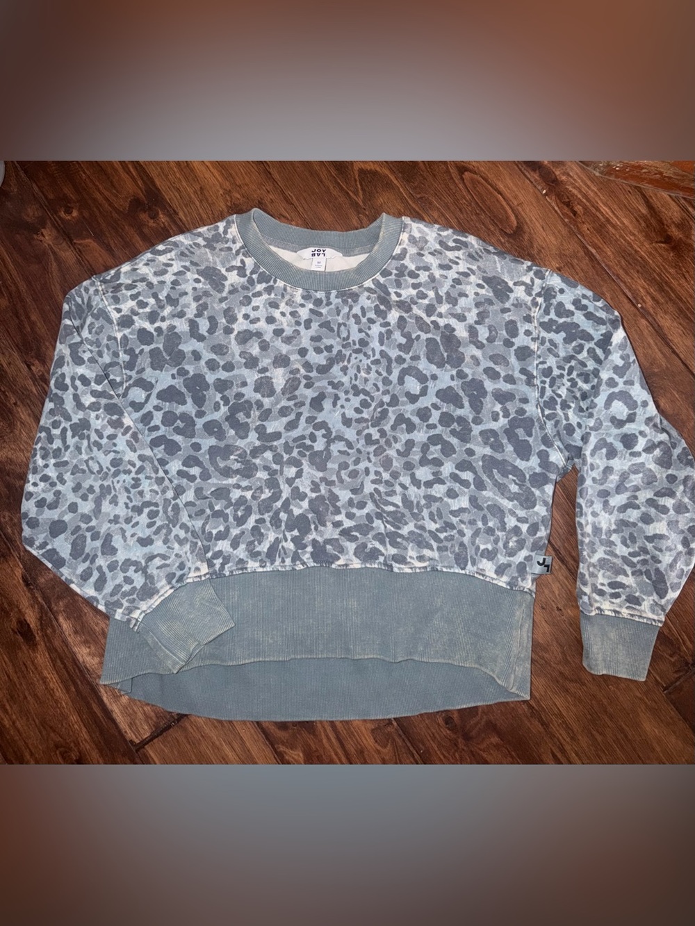Women’s Joy Lab Blue Acid Wash Leopard Print Cropped Pullover Sweatshirt Size M